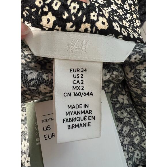 NWT H&M Women's Ditsy Floral Print Crepe Midi Skirt High Slit Black/White Size 2 - Picture 7 of 11